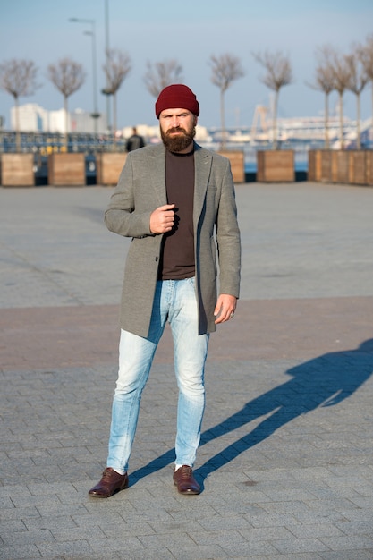 Hipster-outfit. Stijlvolle casual outfit voor herfst- en winterseizoen. Menswear en mannelijke mode concept. Man bebaarde hipster stijlvolle modieuze jas. Comfortabel en koel. Mannelijke casual outfit.