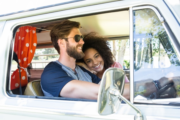 Hipster paar rijden in camper