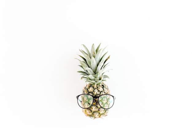 Photo hipster pineapple in glasses on white background flat lay top view