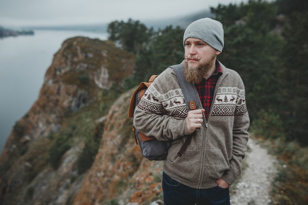 Hipster reiziger met vintage rugzak in de natuur