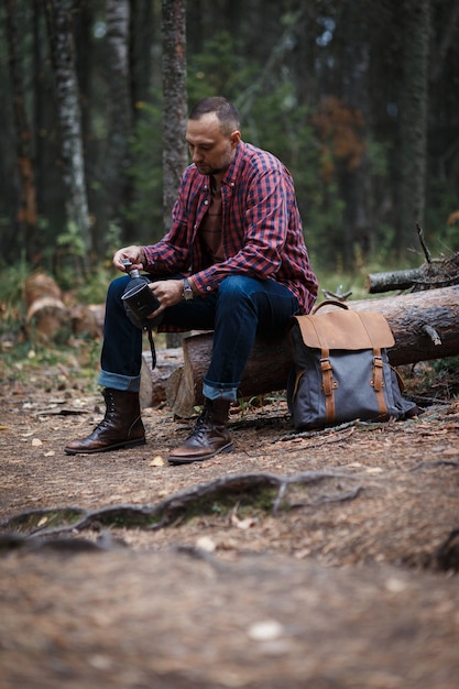 Hipster reiziger met vintage rugzak in de natuur