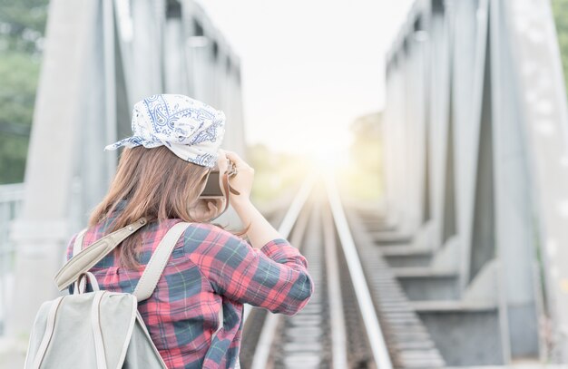 Hipster reiziger vrouw neemt foto zonsopgang