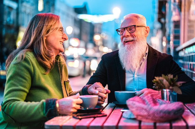 Битник на пенсии пожилые пары в любви, пить кофе в кафе-баре на открытом воздухе