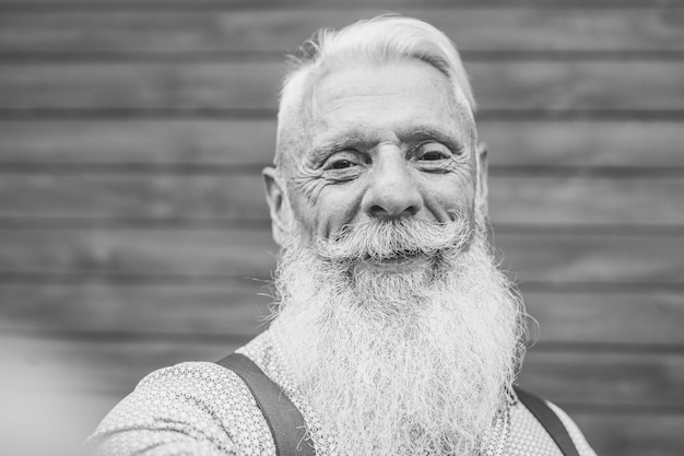 Hipster senior man die een selfie neemt - oude persoon geniet van technologie