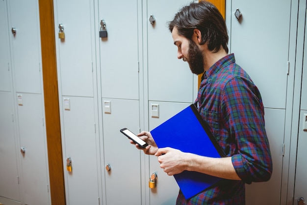 Hipster student die een tekst verzendt