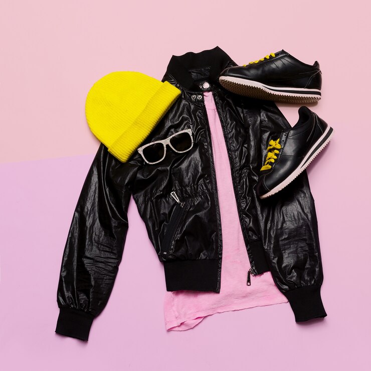 Фотография hipster urban outfit girl стильная черная одежда и яркие аксессуары кеды шляпа солнцезащитные очки