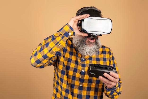 Hipster van middelbare leeftijd met virtual reality-headsets. VR, toekomst, gadgets, technologieconcept