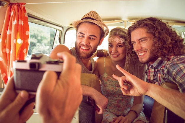 Foto hipster vrienden op road trip