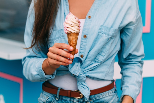 Фото Битник женщина ест освежающий сладкий мороженое в жаркую погоду летом возле грузовика мороженого