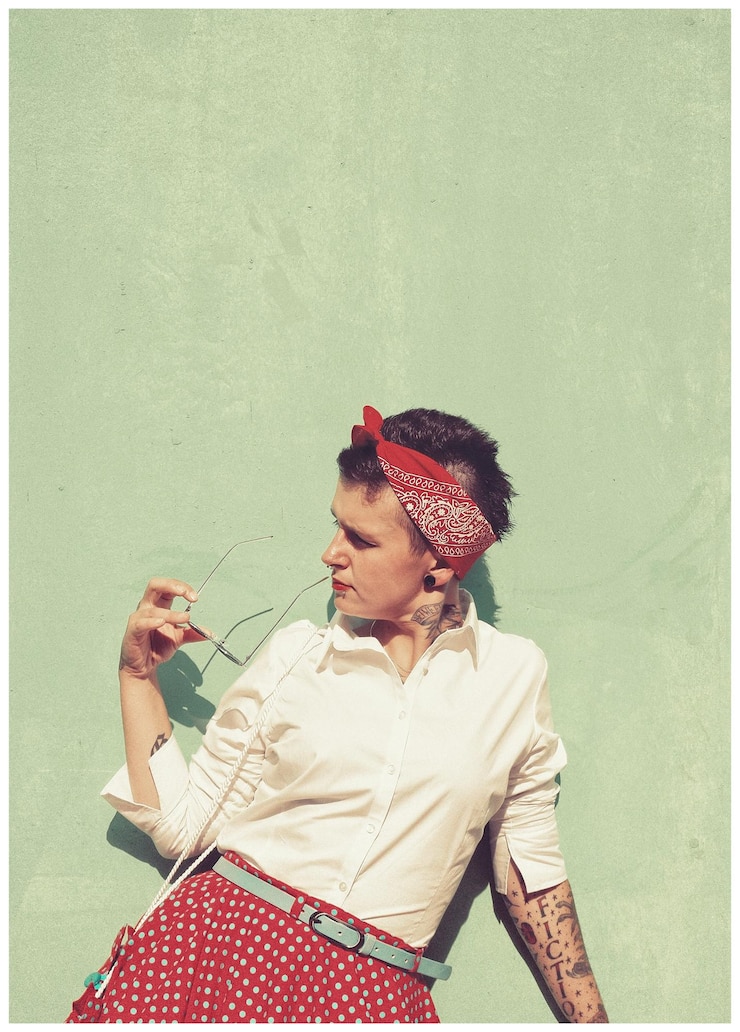 Photo hipster woman standing against wall
