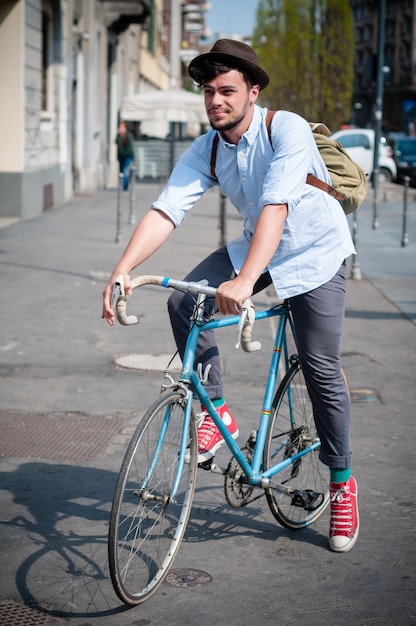 Giovane hipster in bicicletta