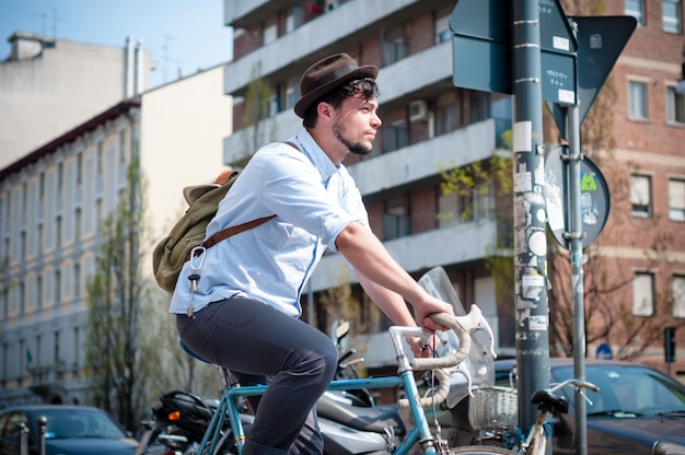 写真 ヒップスター若い男バイク