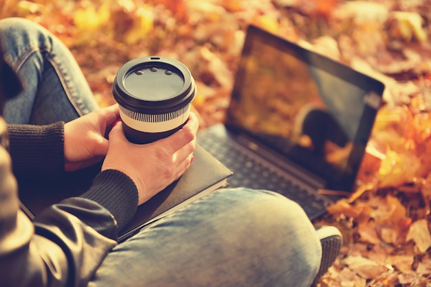 Hipstermeisje in park met laptop