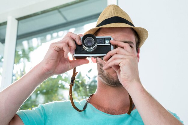 Hipstermens die foto met camera nemen