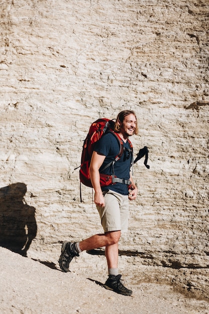 Hipstermens die met rugzak reist