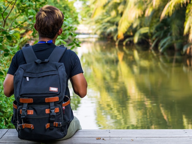 Hipsterreiziger met zijn vakantie.