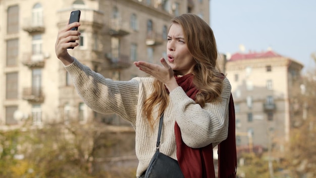 Hipstervrouw die selfie op telefoon in openlucht doet Schattig meisje poseren voor de camera