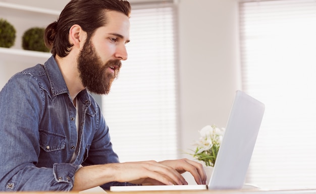 Hipsterzakenman die bij zijn bureau werkt