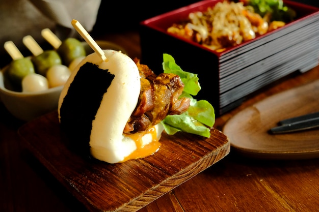 Фото Булочки хирата японские булочки на пару со свининой чашу тэмпура карааге традиционная японская еда