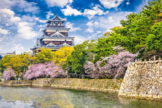 Замок Хиросима весной