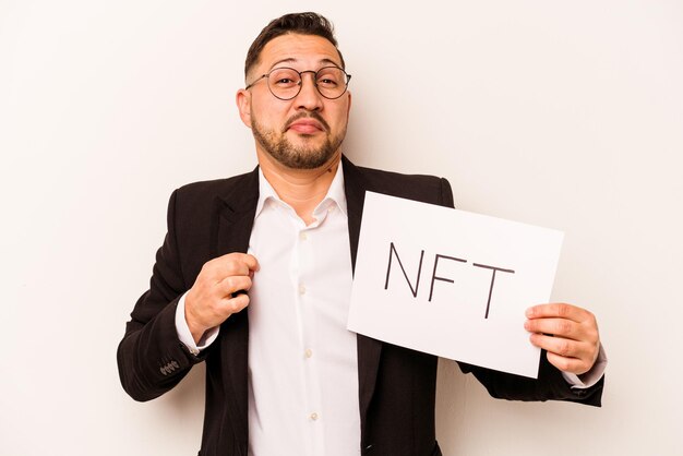 白い背景で隔離のnftプラカードを保持しているヒスパニック系ビジネスマン