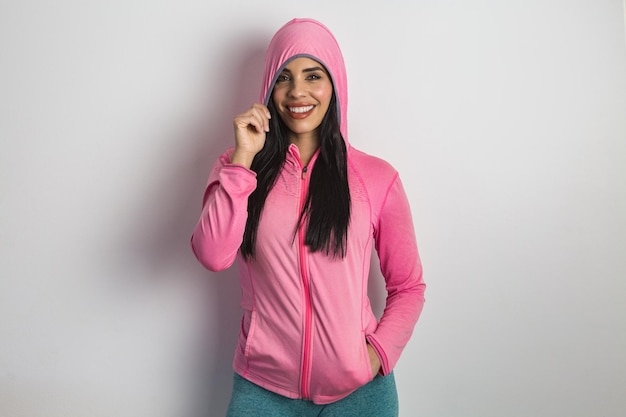 Photo hispanic female athlete adjusting hood