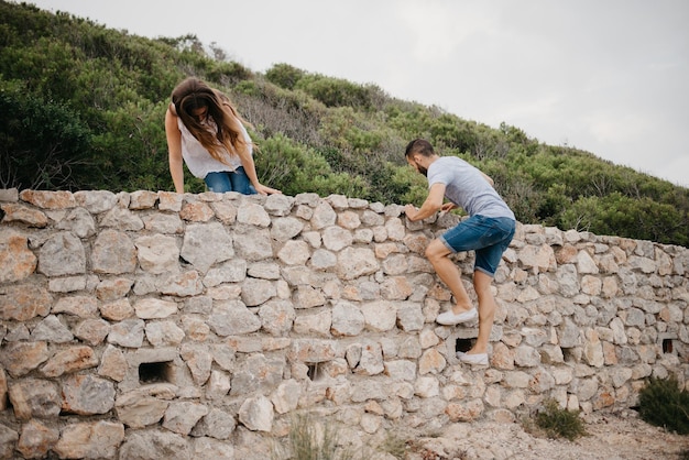 Un uomo ispanico e la sua ragazza latina stanno facendo un'escursione nel parco dell'altopiano in spagna