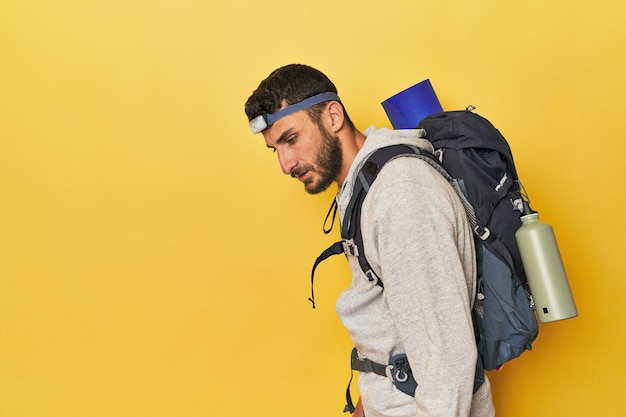 Photo hispanic man with backpack and headlamp