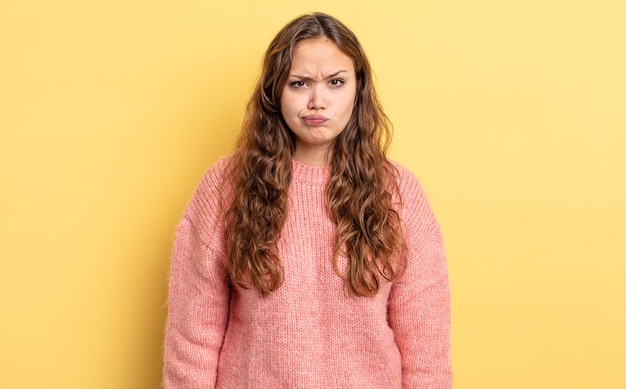 写真 ヒスパニック系のきれいな女性は、混乱して疑わしいと感じ、疑問に思ったり、選択したり、決定しようとしたりします