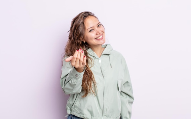 Foto bella donna ispanica che si sente felice, di successo e sicura di sé, affronta una sfida e dice di portarla avanti! o darti il benvenuto