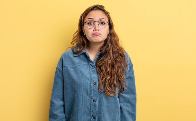 Foto bella donna ispanica che si sente triste e stressata, sconvolta a causa di una brutta sorpresa, con uno sguardo negativo e ansioso