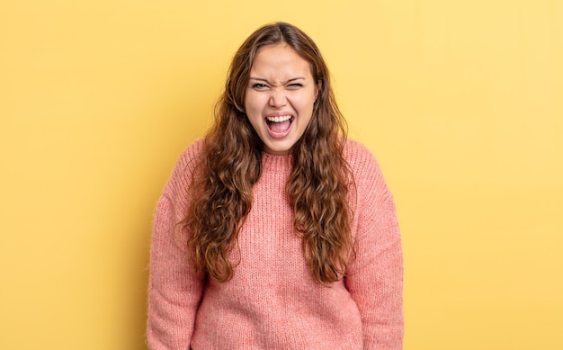 写真 ヒスパニック系のきれいな女性は、驚いて口を大きく開いて、恐怖とショックを感じています