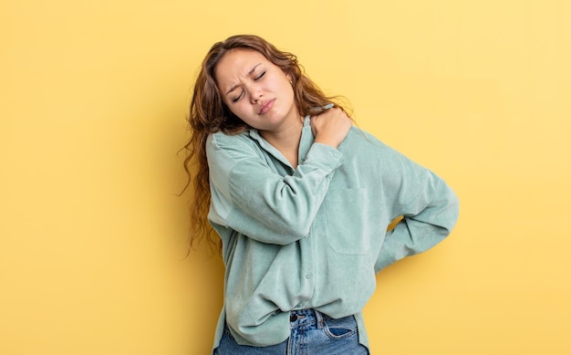 Bella donna ispanica che si sente stanca, stressata, ansiosa, frustrata e depressa, che soffre di dolori alla schiena o al collo