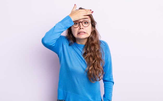 Foto bella donna ispanica in preda al panico per una scadenza dimenticata, sentirsi stressata, dover coprire un pasticcio o un errore