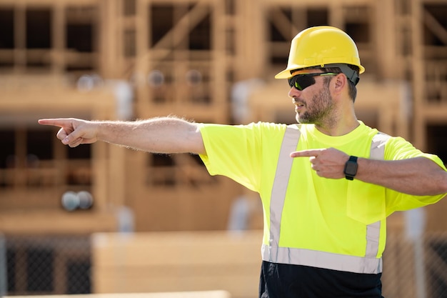 Фото Испанский рабочий строитель на строительной площадке американский мужчина среднего возраста рабочий тысячелетний