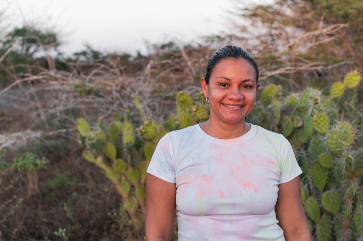 Photo hispanic smiling woman standing outdoors in a forest