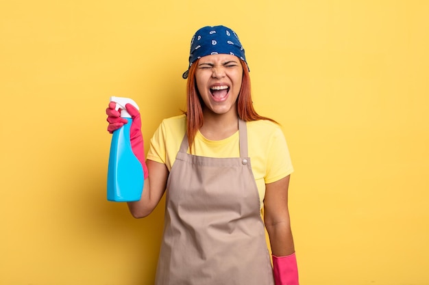 Photo hispanic woman shouting aggressively, looking very angry. cleaning and housekeeper concept