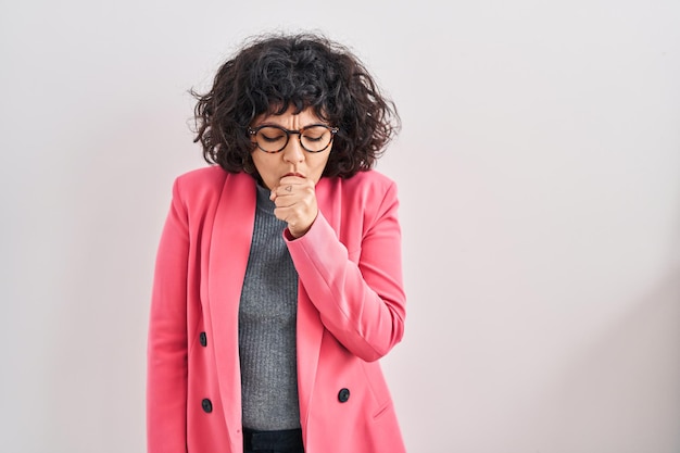 Photo hispanic woman with curly hair standing over isolated background feeling unwell and coughing as symptom for cold or bronchitis health care concept