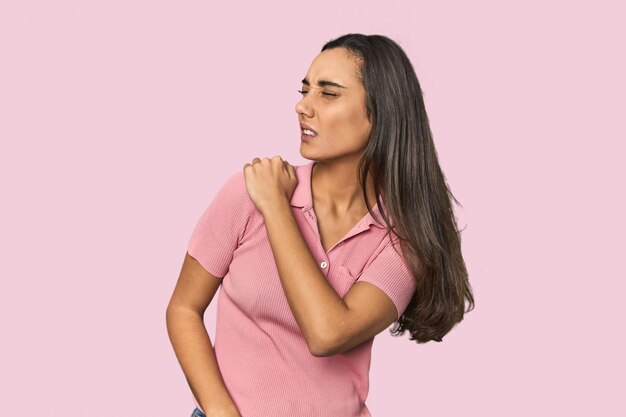 Photo hispanic young woman having a shoulder pain