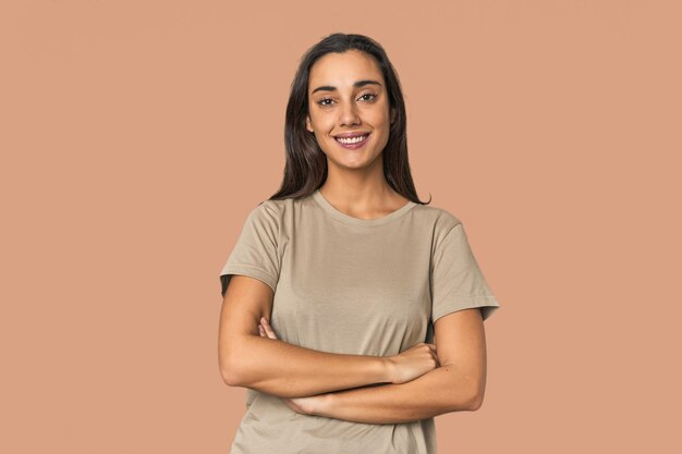 Photo hispanic young woman who feels confident crossing arms with determination