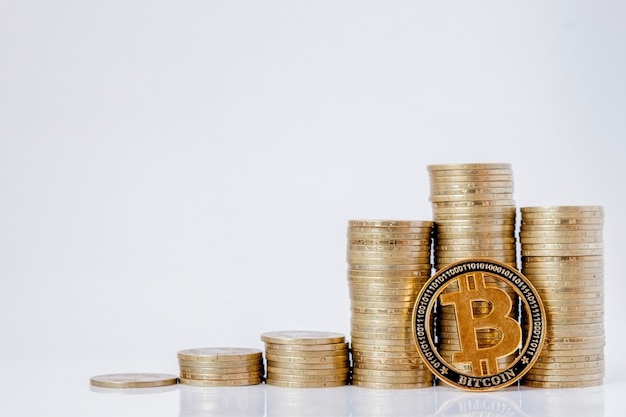 동전과 흰색 바탕에 bitcoin의 히스토그램