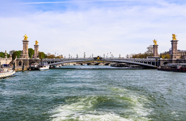 Исторический мост pont alexandre iii через реку сен в париже, франция