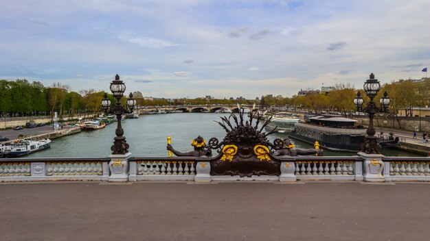 Исторический мост pont alexandre iii через реку сен в париже, франция