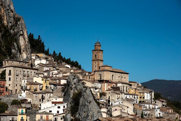 Foto edificio storico contro il cielo blu