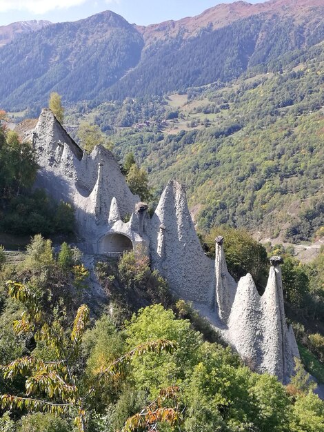 歴史的な建物と山の背景