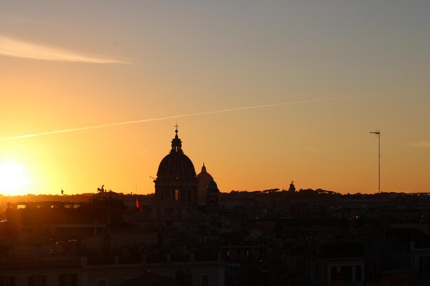 Foto edificio storico contro il cielo durante il tramonto