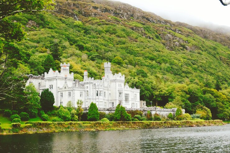 Photo historic building by lake