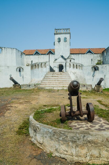 Photo historic building fort coenraadsburg with cannons in elmina