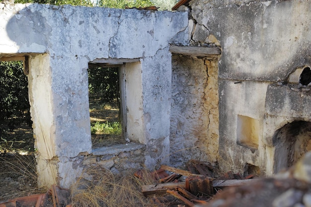 歴史的な建物の廃墟で、土や草が生い茂っている 古い古代の家や家が壊れて損傷している 厚い石のヴィンテージのデザインや建築の開いた窓 風化したアンティークの農家や建物