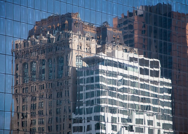 Foto edifici storici che si riflettono nella facciata moderna